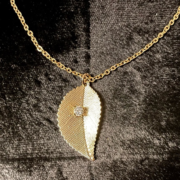 ๐ 4 for $20๐ Vintage Gold-tone Leaf Pendant With Chain - Picture 2 of 3